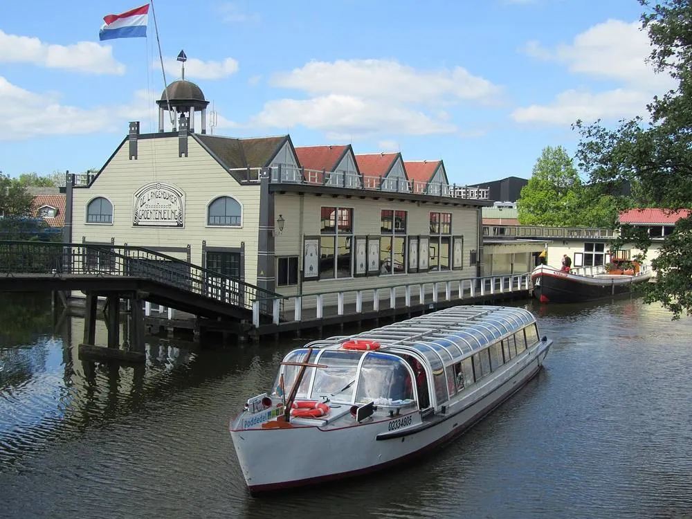 Broek op Langedijk: Afmijnlokaal en rondvaartboot